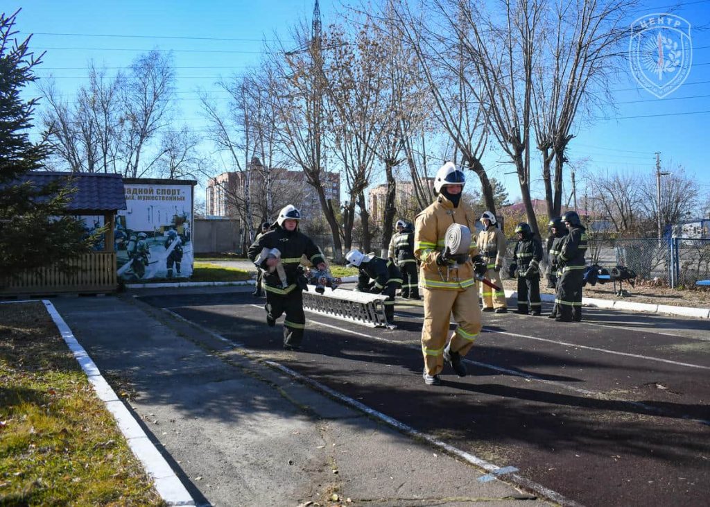 пожарные освоили работу с трехколенной лестницей