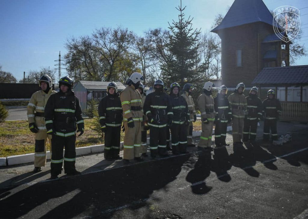 пожарные освоили работу с трехколенной лестницей
